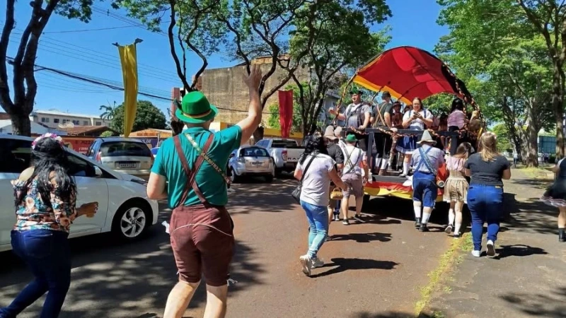 Desfile do Carretão na manhã deste sábado anuncia a abertura da 36ª Oktoberfest de Marechal Cândido Rondon