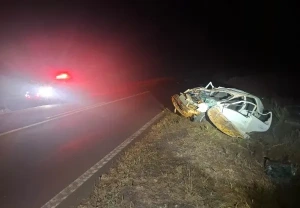 Capotamento e colisão entre carro e moto fazem vitimas com ferimentos