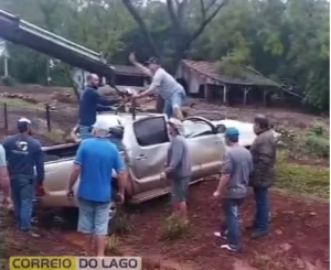 Cinco feridos em capotamento de Hilux na PR-495