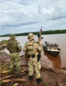 Policia apreende embarcação, cigarros e agrotóxicos