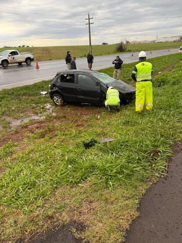 Gol conduzido por rondonense capota e deixa três pessoas gravemente feridas em Toledo