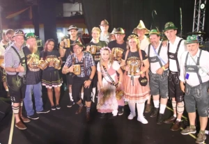 Equipe Rei do Chopp vence o Concurso Schnelltrinken da 36ª Oktoberfest