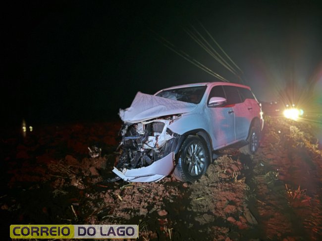 Após aquaplanagem SW4 colide contra caminhão
