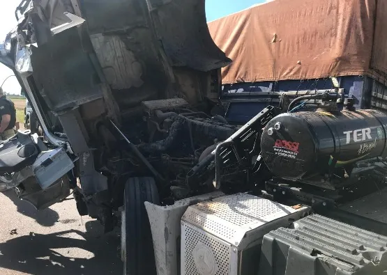 Colisão envolve pelo menos três carretas na BR 163 em Quatro Pontes