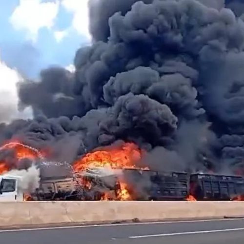 Acidente entre caminhões em Maringá deixa dois mortos