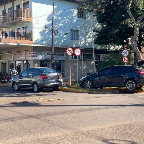 Automovéis colidem na esquina da Difusora