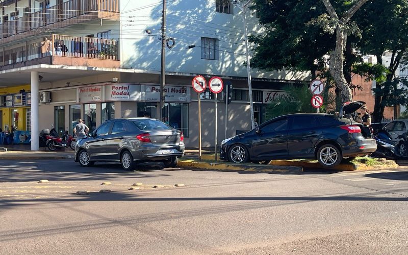 Automovéis colidem na esquina da Difusora