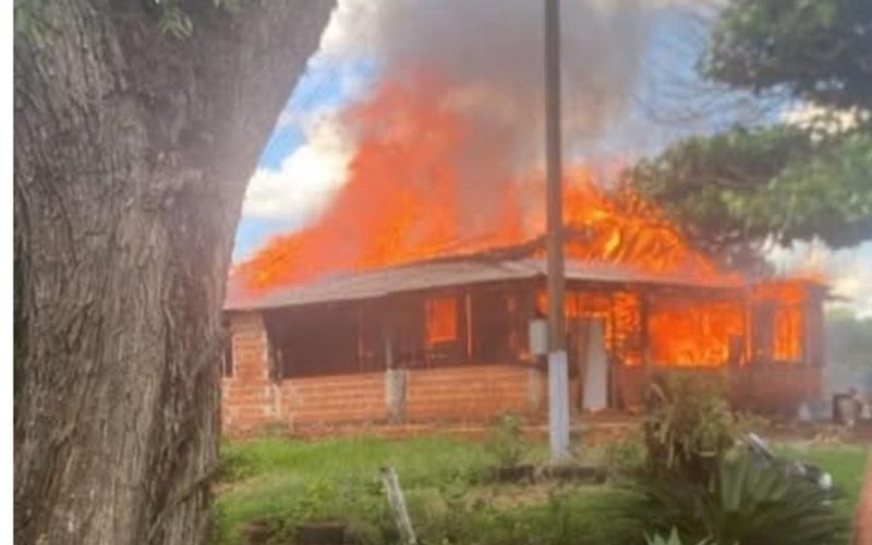 Incêndio destrói casa no interior de Marechal Rondon