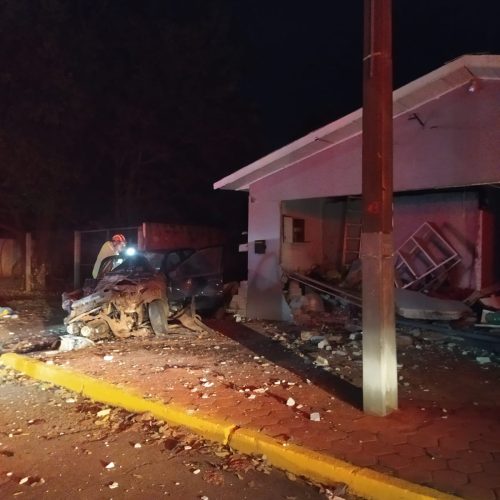 Carro bate contra igreja durante fuga e perseguição pela PM