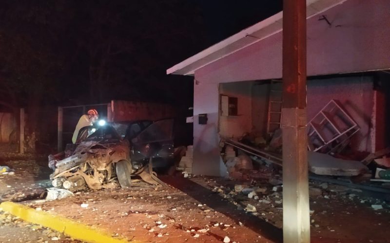 Carro bate contra igreja durante fuga e perseguição pela PM