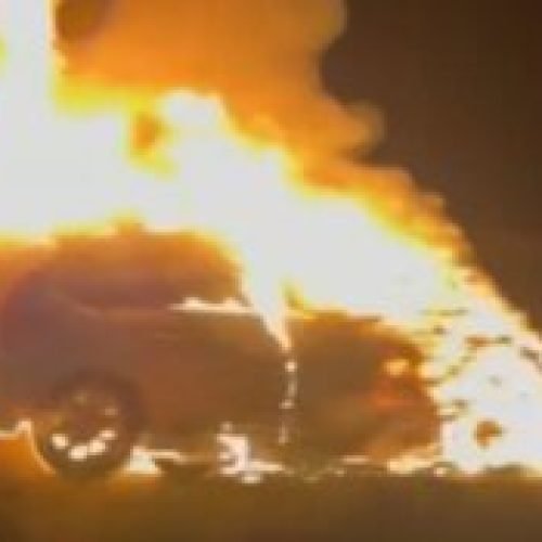 Veículo pega fogo e fica destruído na BR-163 em Toledo