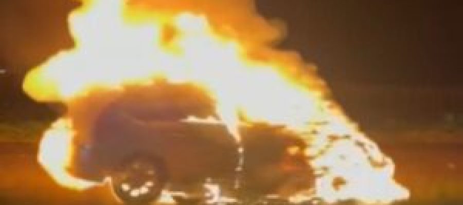 Veículo pega fogo e fica destruído na BR-163 em Toledo