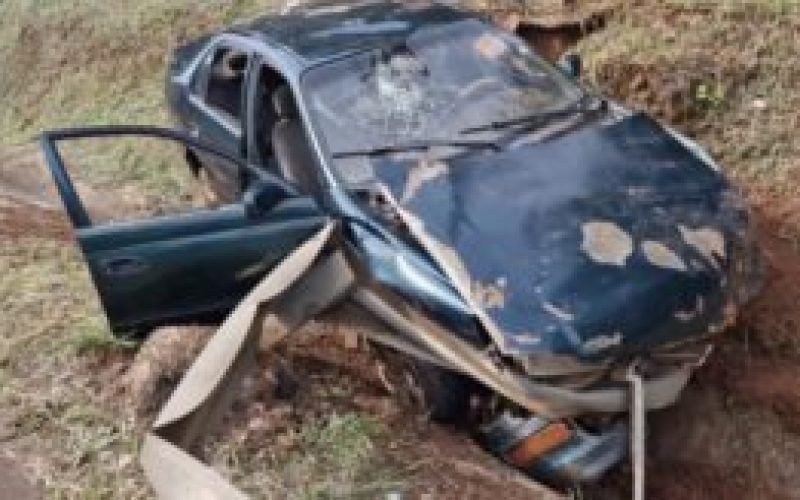 Carro capota na entrada do Paraguai