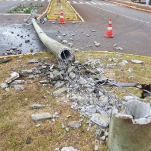 Veículo derruba poste em acidente na Avenida Rio Grande do Sul