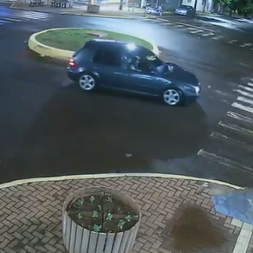 Dois acidentes são registrados na mesma rotatória durante a madrugada