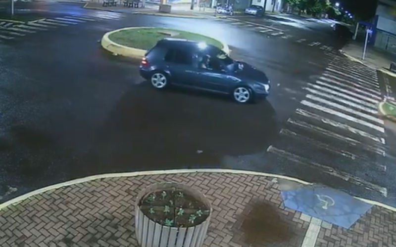 Dois acidentes são registrados na mesma rotatória durante a madrugada