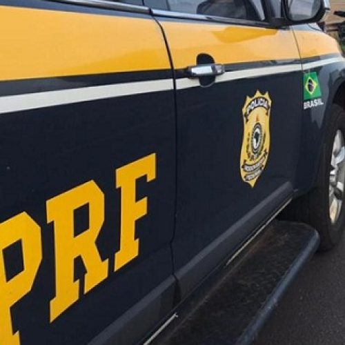 Motorista que retornava de uma festa de Cascavel é flagrado pela PRF com o carro parado na contramão: bafometro deu positivo