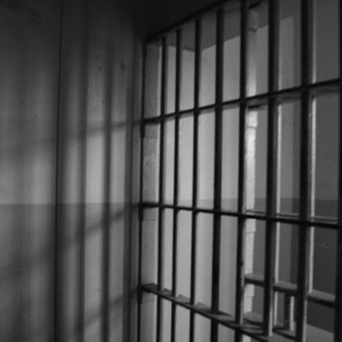 Homem é preso por embriaguez ao volante e danos ao patrimônio municipal