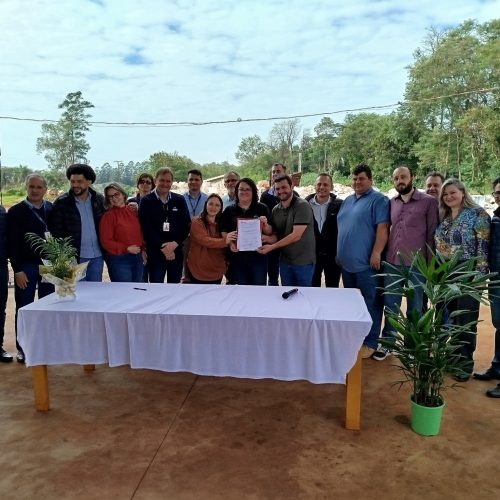 Prefeitura rondonense e Itaipu firmam parceria para pavimentação rural e reconstrução da UVR da ASCAMAR