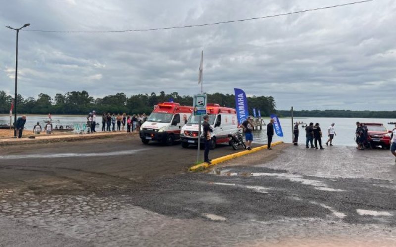 Quatro pessoas são socorridas e uma segue desaparecida após acidente com duas embarcações durante torneio em Santa Helena