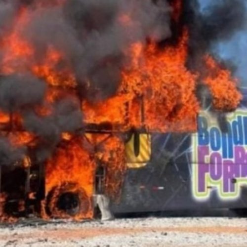 Ônibus da banda Bonde do Forró pega fogo em rodovia