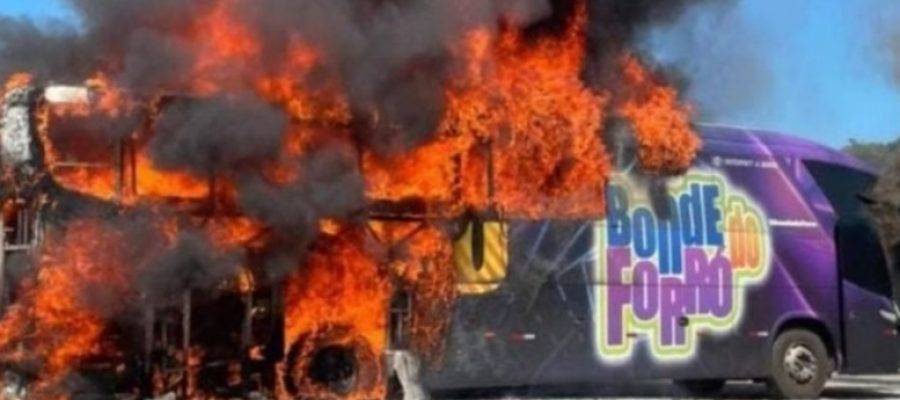 Ônibus da banda Bonde do Forró pega fogo em rodovia