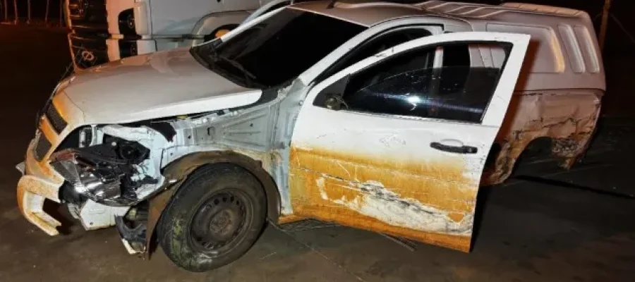 F-1000 tomba e Montana invade pátio após colisão frontal na PR-491, em Novo Três Passos