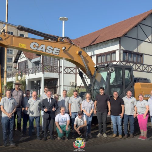 Pato Bragado recebe nova escavadeira do Estado para atender secretarias de Agricultura e Obras