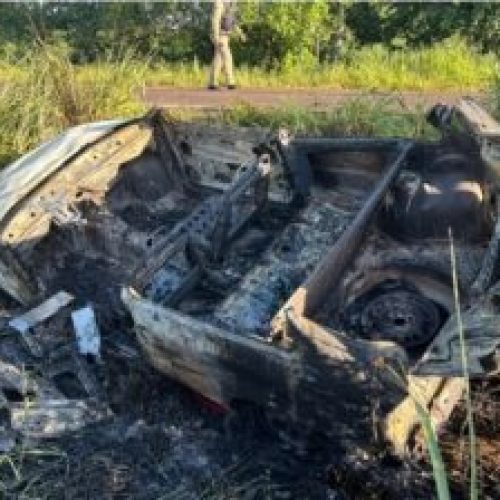 Carro pega fogo e motorista morre carbonizado