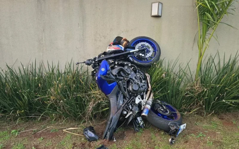 Acidente envolve camionete e moto na saída de Toledo