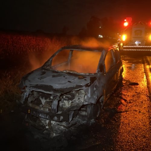 Carro é destruído por incêndio na BR-163 entre Mercedes e Marechal Rondon