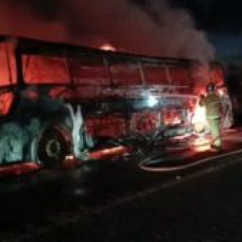 Fogo destrói ônibus em rodovia de Toledo