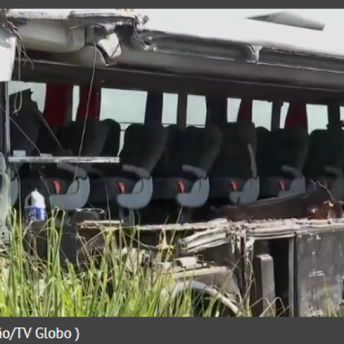 Acidente entre caminhão e ônibus com universitários deixa 12 mortos em rodovia no interior de São Paulo