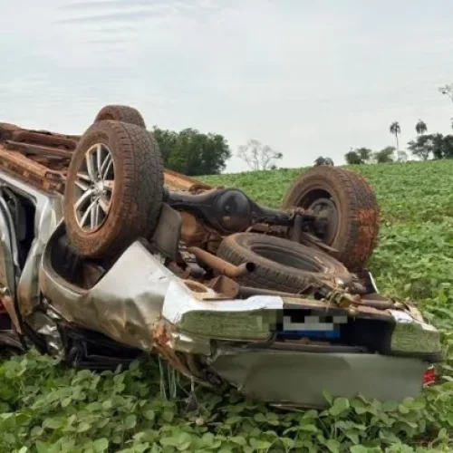 Hilux destruída em capotamento no interior de Mercedes