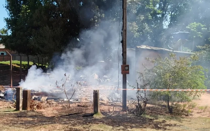 Tentativa de homicídio e incêndio destroem residência durante a madrugada em Francisco Alves