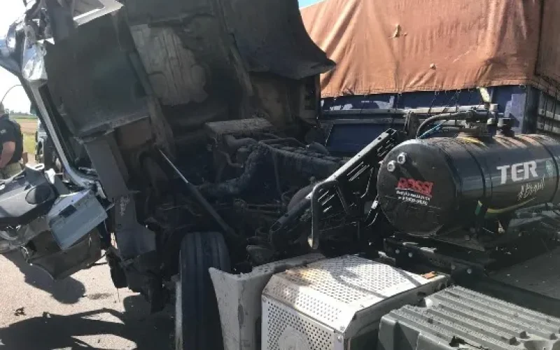 Colisão envolve pelo menos três carretas na BR 163 em Quatro Pontes