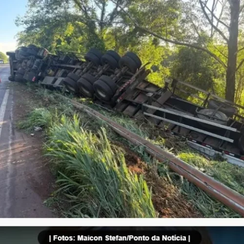 Bitrem tomba na BR 163 em Mercedes