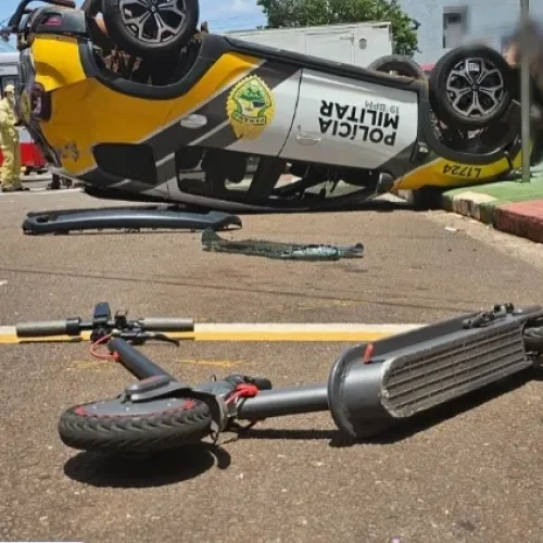 Viatura da PM capota após colisão no centro de Toledo