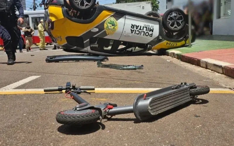 Viatura da PM capota após colisão no centro de Toledo