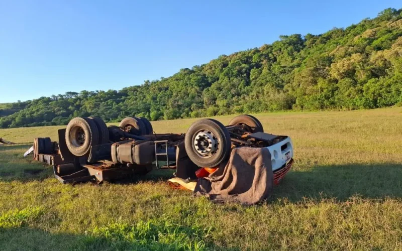 Capotamento de Ford Cargo mata motorista