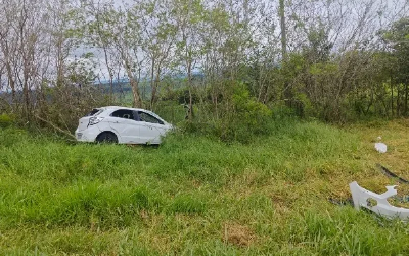 Capotamento deixa cinco pessoas feridas