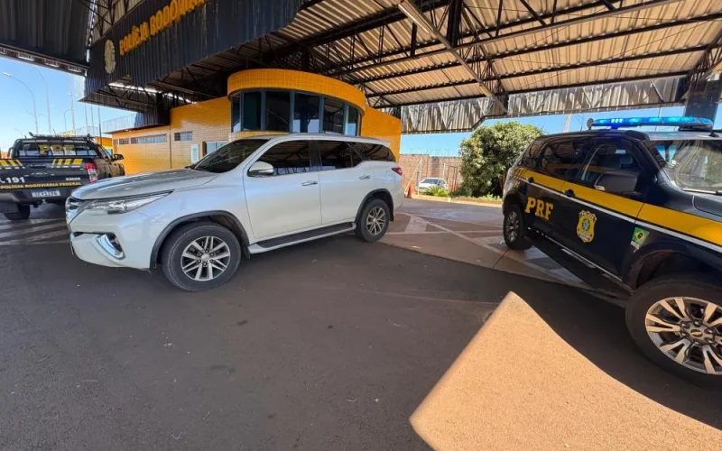 PRF recupera caminhonete roubada, após fuga e colisão