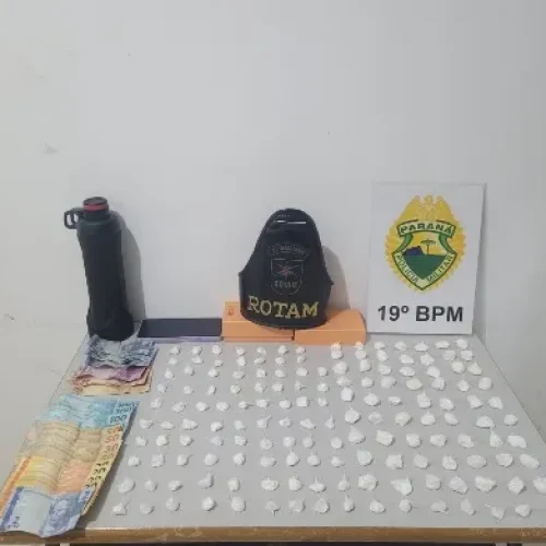 Mulher é presa distribuindo 154 buchas de cocaína