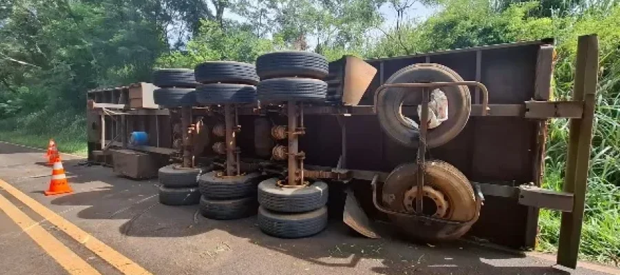 Tombamento de carreta na PR-590
