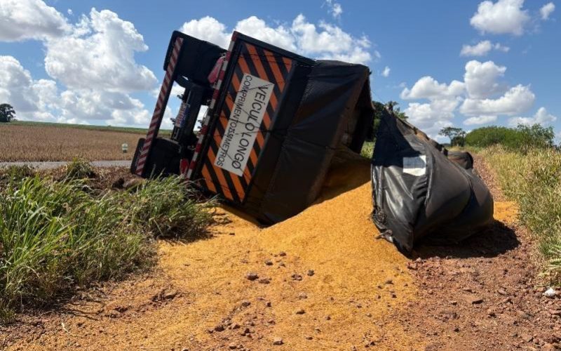 Reboque de carreta tomba e carga de farelo se espalha às margens da BR-163