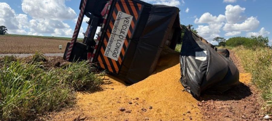 Reboque de carreta tomba e carga de farelo se espalha às margens da BR-163