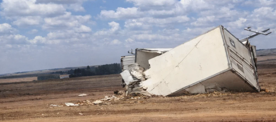 Acidente envolve caminhões e uma Saveiro na PR-182 entre Maripá e Toledo