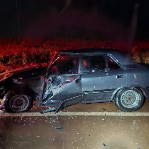Colisão frontal envolve Gol e Opala
