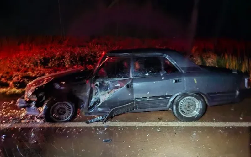 Colisão frontal envolve Gol e Opala