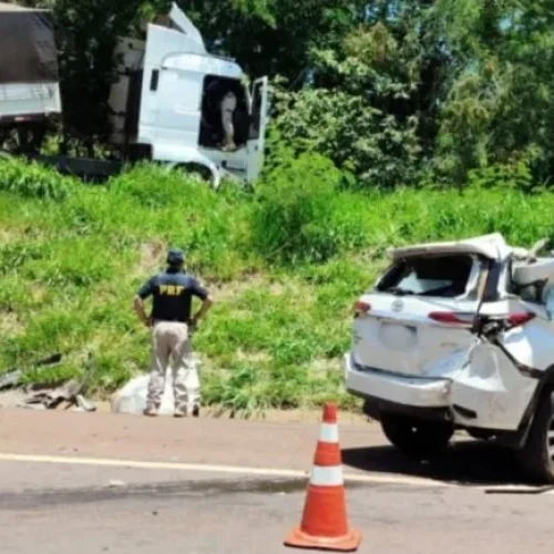 Acidente com morte envolve caminhão e três carros na BR 277